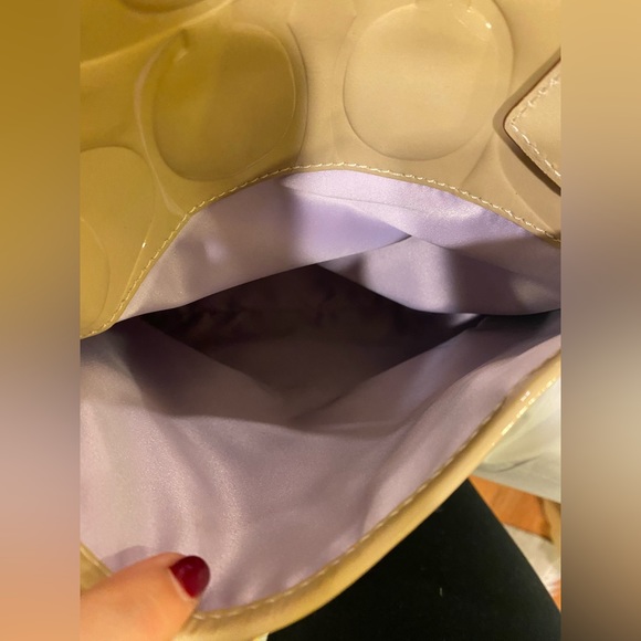 Coach patent leather beige tote with zipper top and front and back pocket - Picture 7 of 8